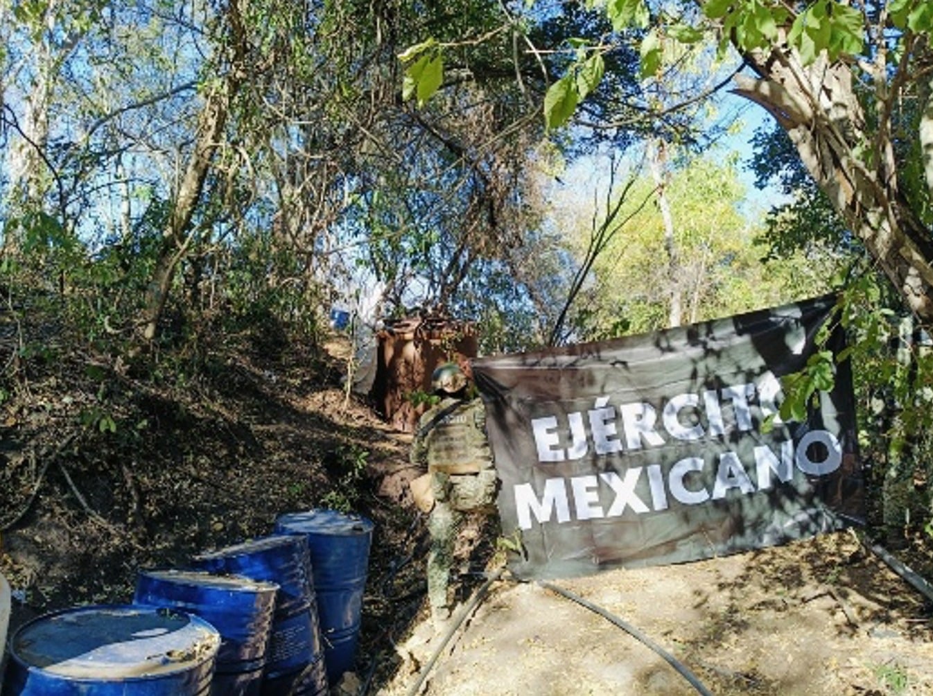 Elementos del Ejército Mexicano en el laboratorio clandestino encontrado en Culiacán.