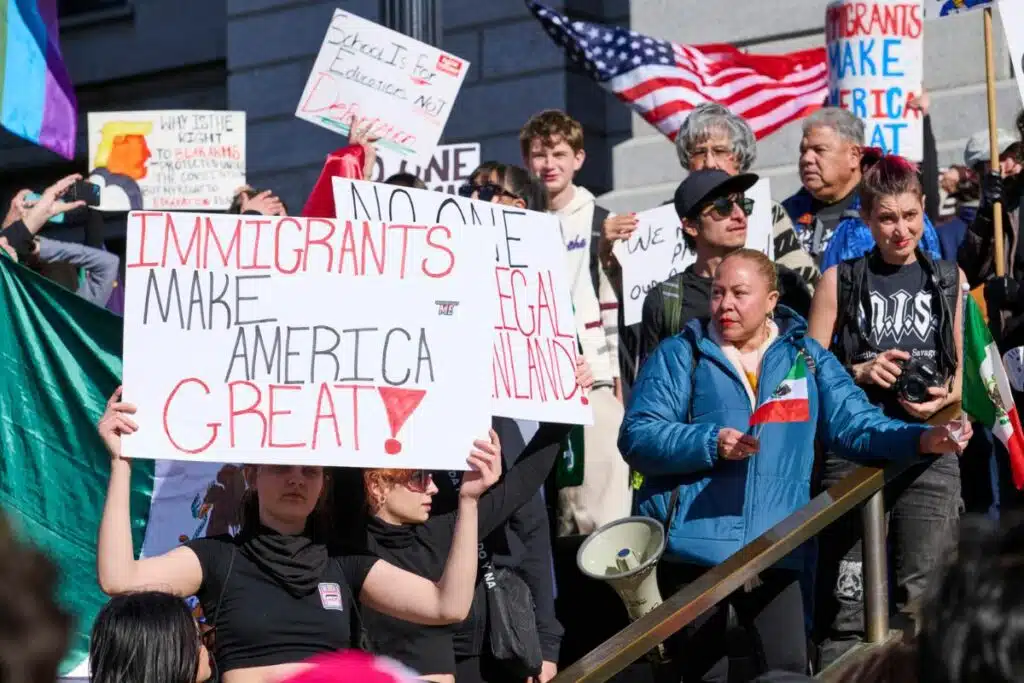 Denuncian a Donald Trump por prohibición de ciudadanía a hijos de indocumentados