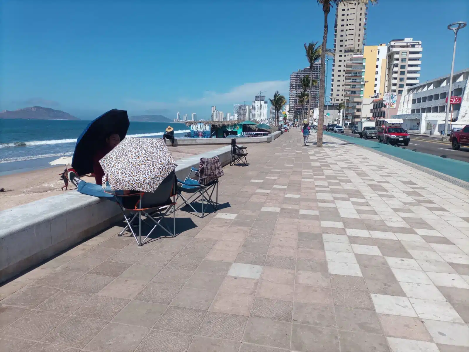 Personas apartan lugares para el desfile del Carnaval de Mazatlán