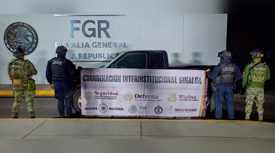 Camioneta Nissan de color negro asegurada