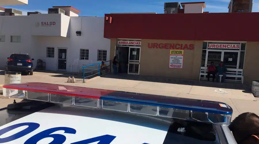 Patrulla afuera de acceso a urgencias en Sinaloa Municipio