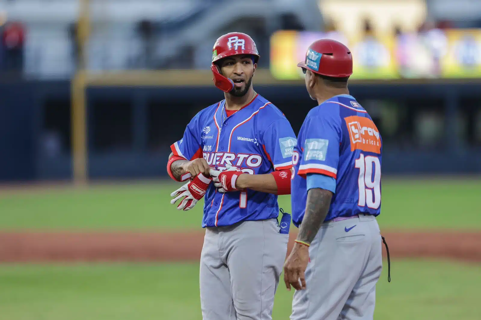 Eddie Rosario conecta batazo clave en el triunfo de Puerto Rico ante Dominicana