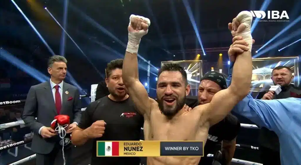 Eduardo Núñez en Tayikistán, después de noquear en 11 rounds a Rakhimov