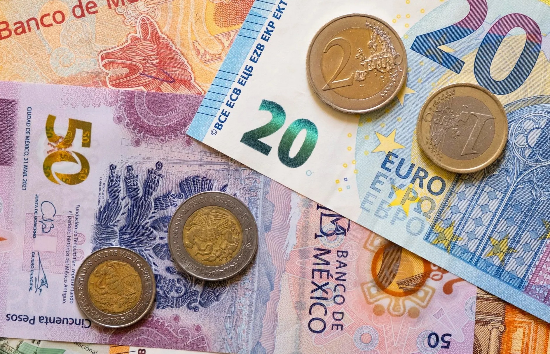 El euro presenta leve caída frente al peso mexicano hoy