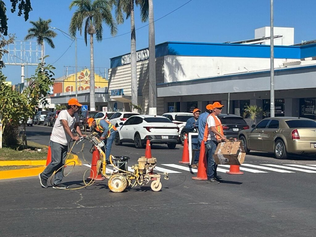 El peatón podrá caminar seguro con el pintado de los cruceros en Los Mochis