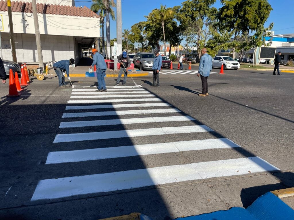 El peatón podrá caminar seguro con el pintado de los cruceros en Los Mochis