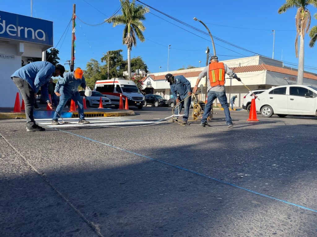 El peatón podrá caminar seguro con el pintado de los cruceros en Los Mochis