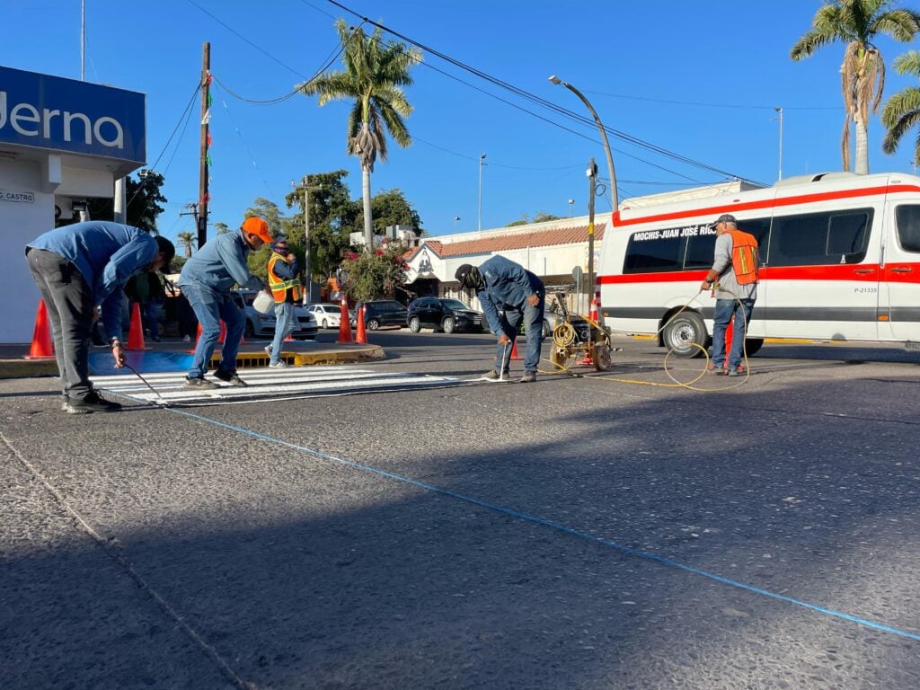 El peatón podrá caminar seguro con el pintado de los cruceros en Los Mochis