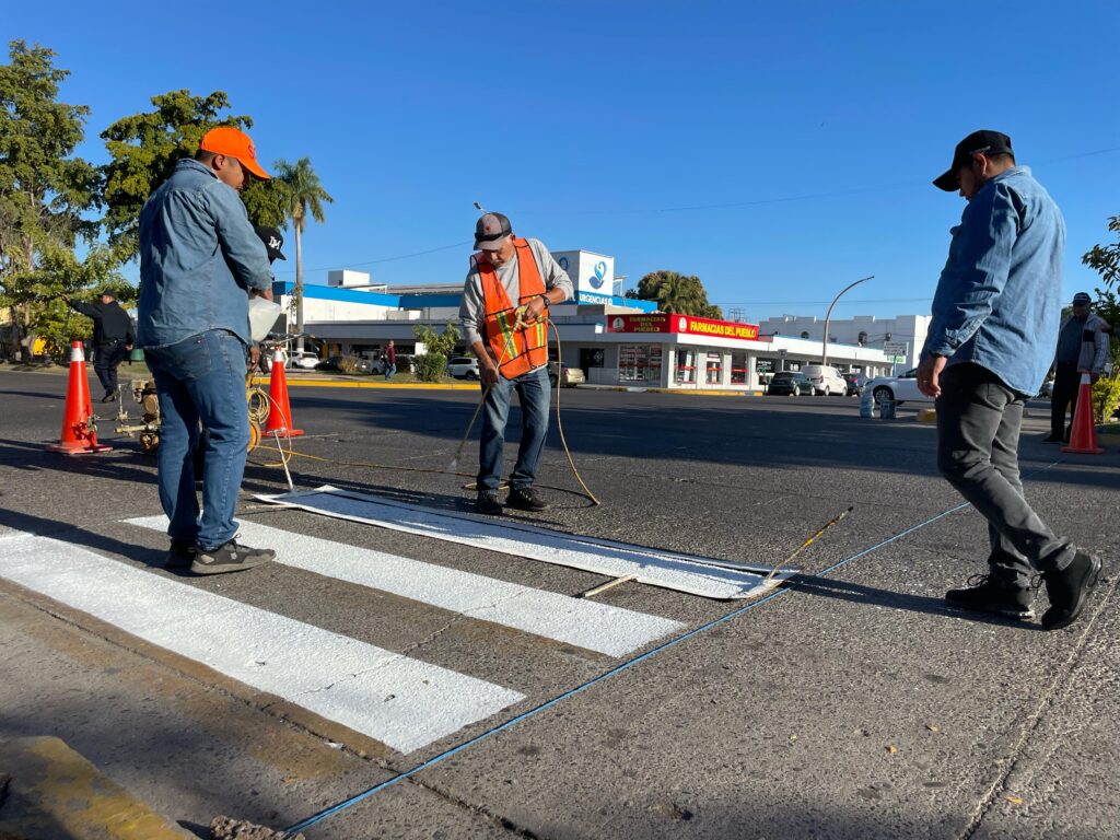 El peatón podrá caminar seguro con el pintado de los cruceros en Los Mochis