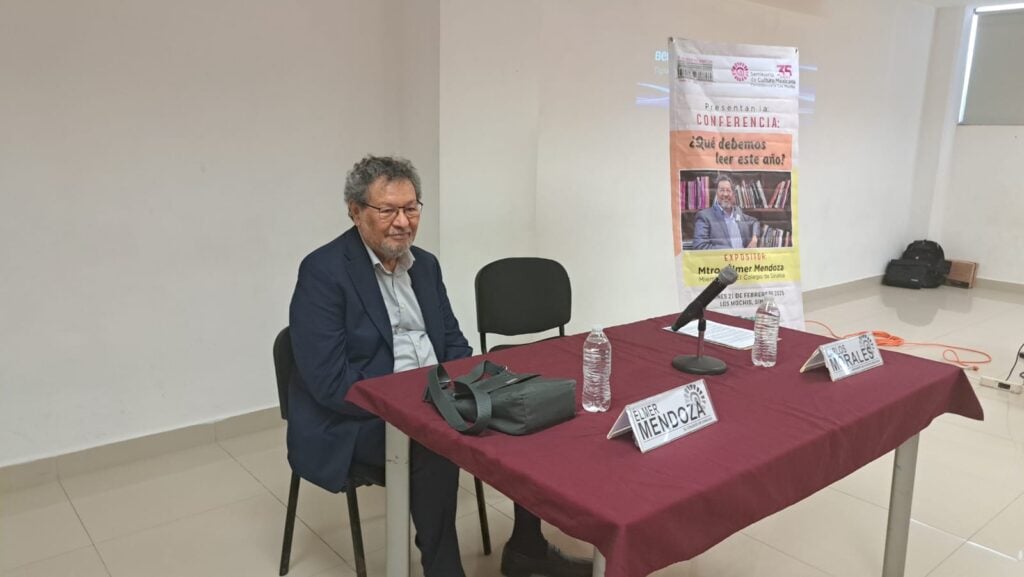 Elmer Mendoza impartió la conferencia “¿Qué debemos leer este año?”.