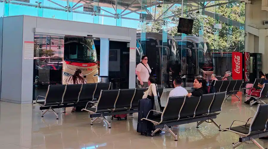 Pasajeros esperan en central de Autobuses