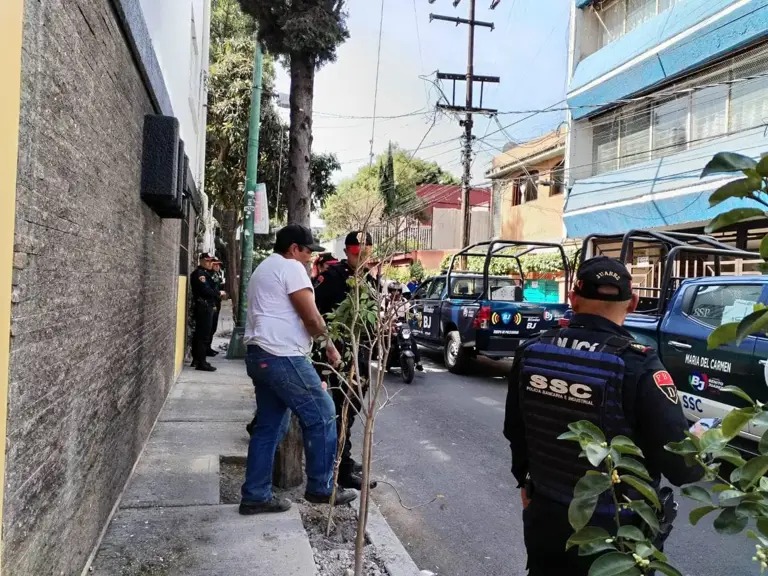 En fuerte operativo detienen a hombre que plantaba un árbol en la CDMX