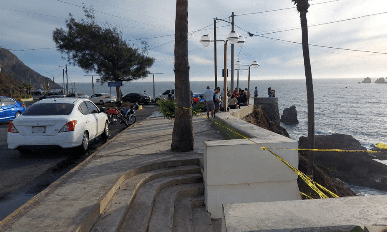 Encalla ballena-rocas del Paseo del Centenario-Mazatlán