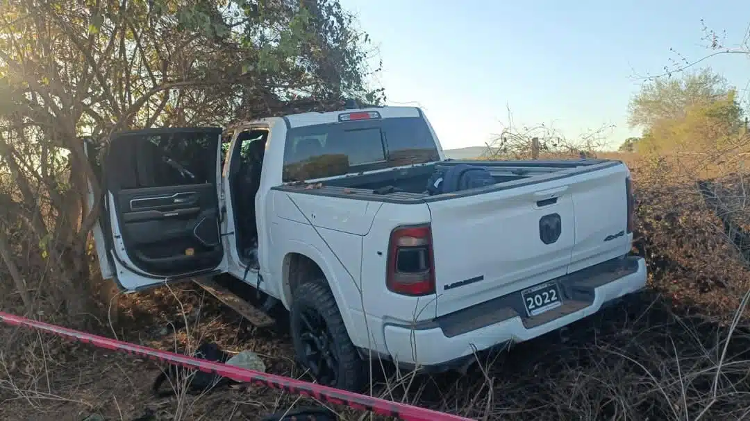 Camioneta abandonada tras enfrentamiento