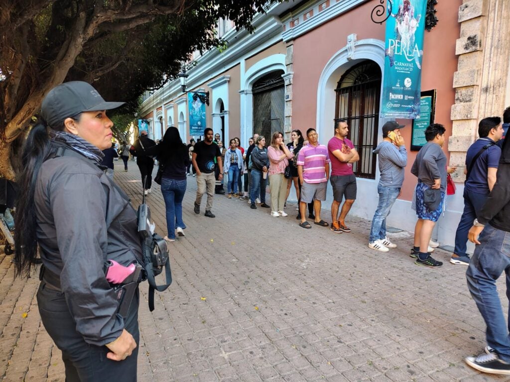 Mazatlecos haciendo fila para la entrega de los boletos gratuitos para la coronación del Rey de la Alegría y de la Reina del Carnaval.