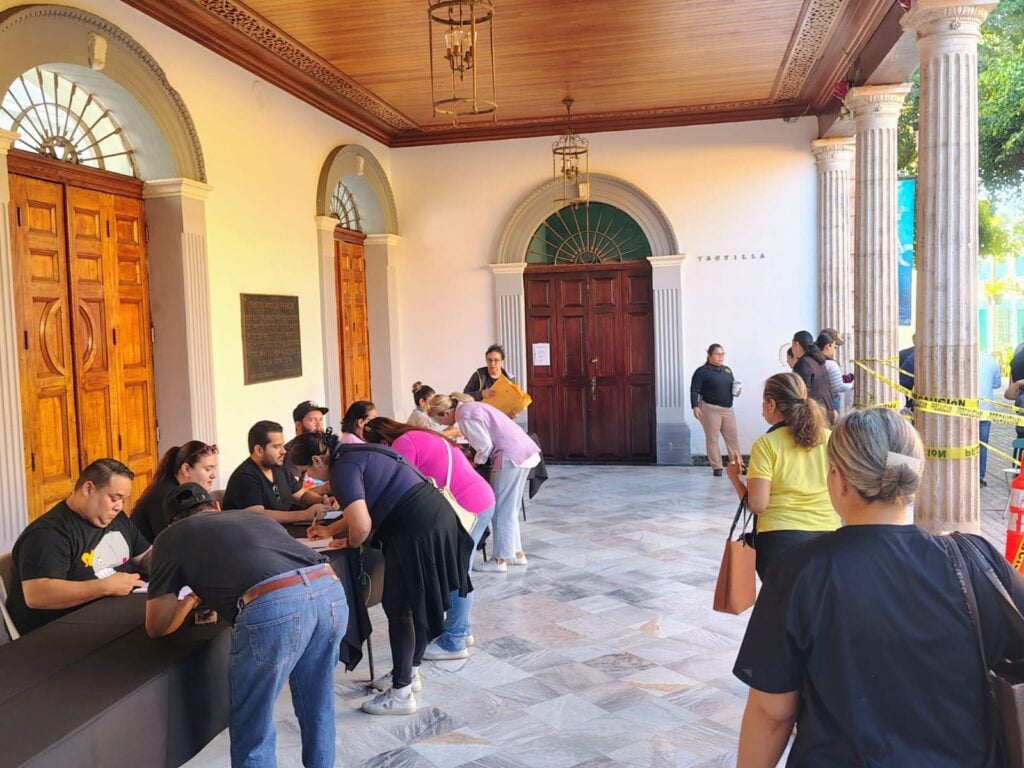 Mazatlecos haciendo fila para la entrega de los boletos gratuitos para la coronación del Rey de la Alegría y de la Reina del Carnaval.