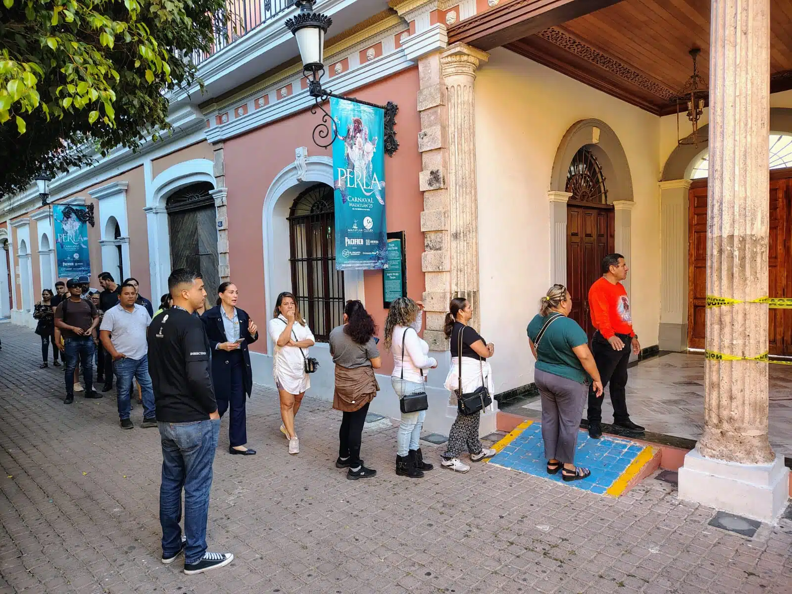 Mazatlecos haciendo fila para la entrega de los boletos gratuitos para la coronación del Rey de la Alegría y de la Reina del Carnaval.