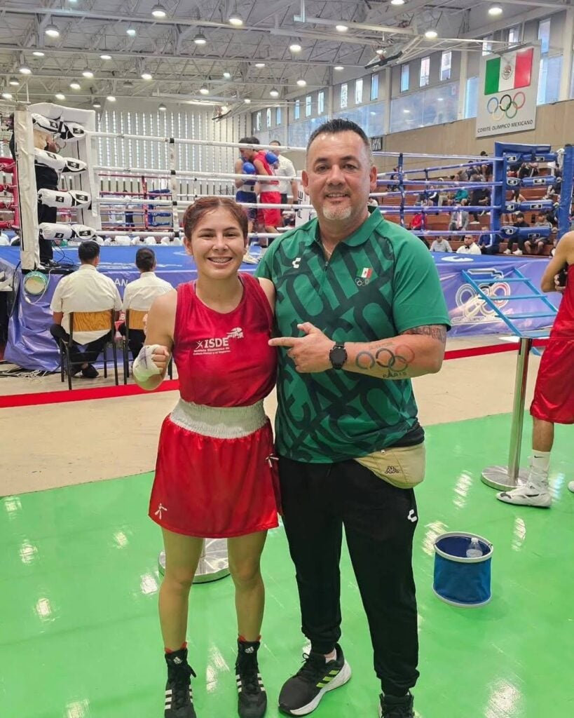 Radamés Hernández y la joven boxeadora Esmeralda Patiño preparándose para dar cara al Campeonato Mundial de Primera Fuerza Élitecara al Campeonato Mundial de Primera Fuerza Élite