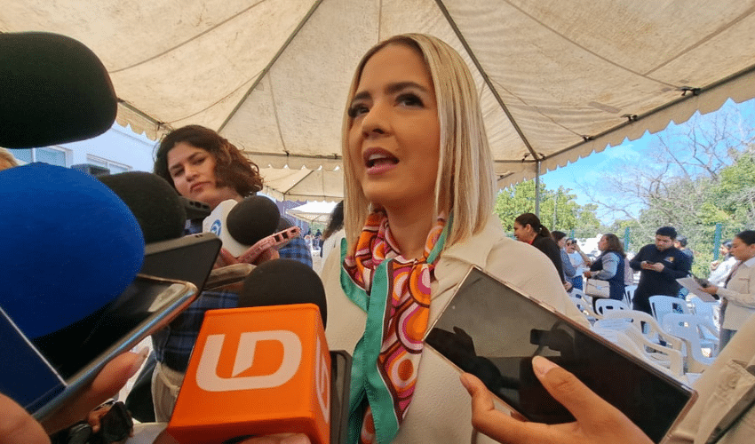 Estrella Palacios habla con la prensa de Sinaloa