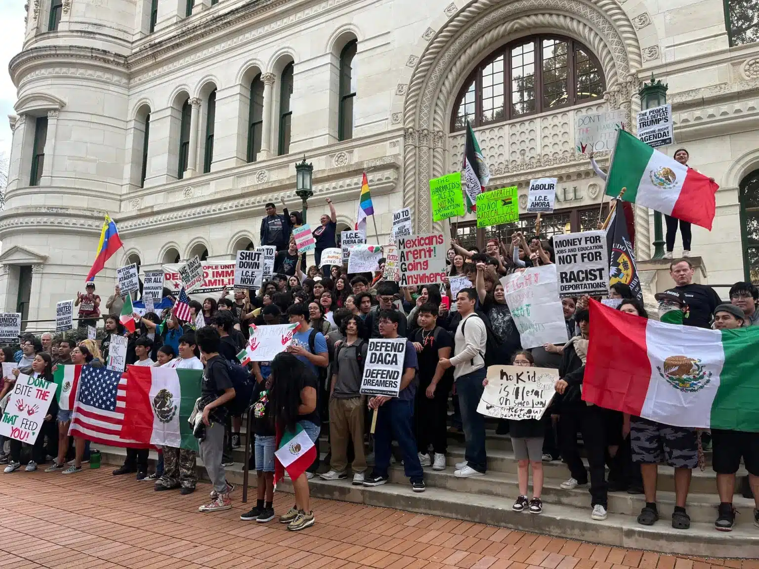 Estudiantes en San Antonio exigen fin a los operativos migratorios en escuelas