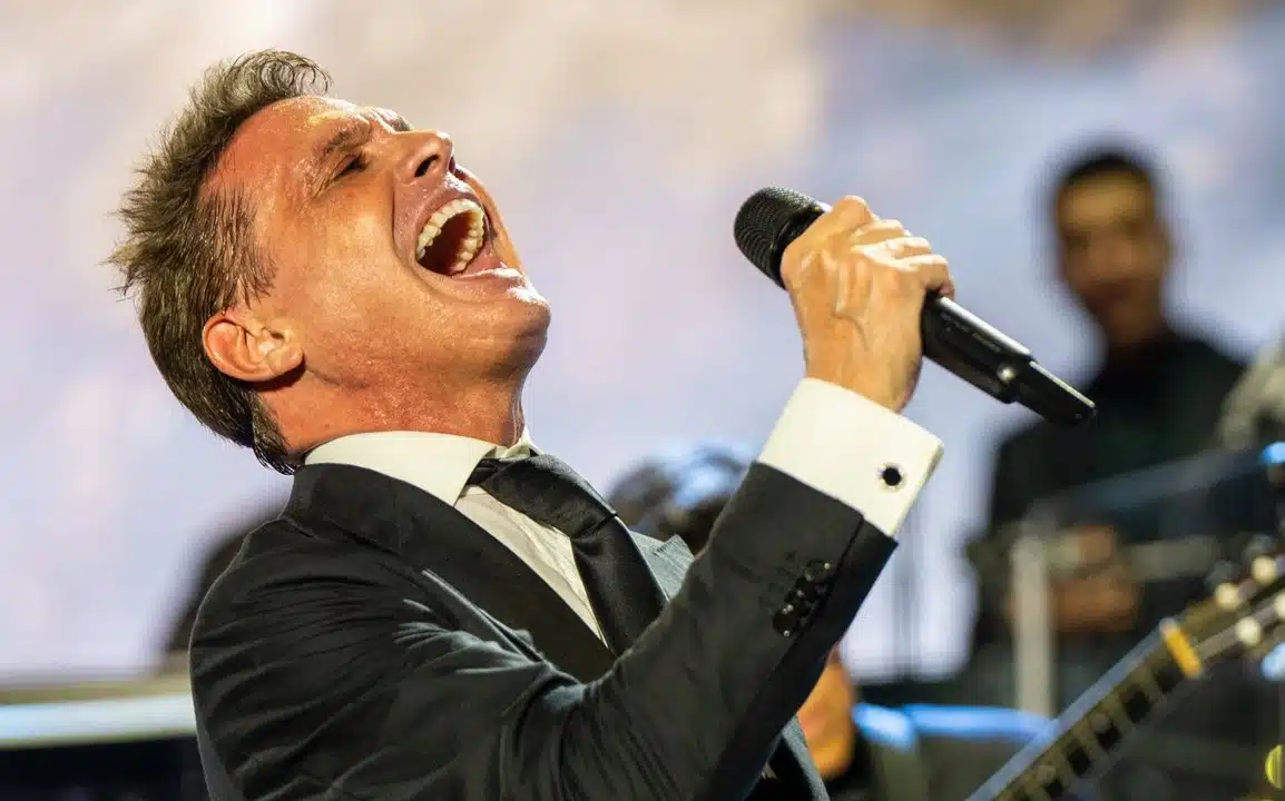 Exhiben a Luis Miguel por presuntamente no pagar vuelos privados,