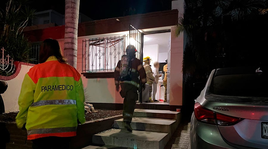 Bomberos de Culiacán entran al domicilio donde ocurrió la explosión