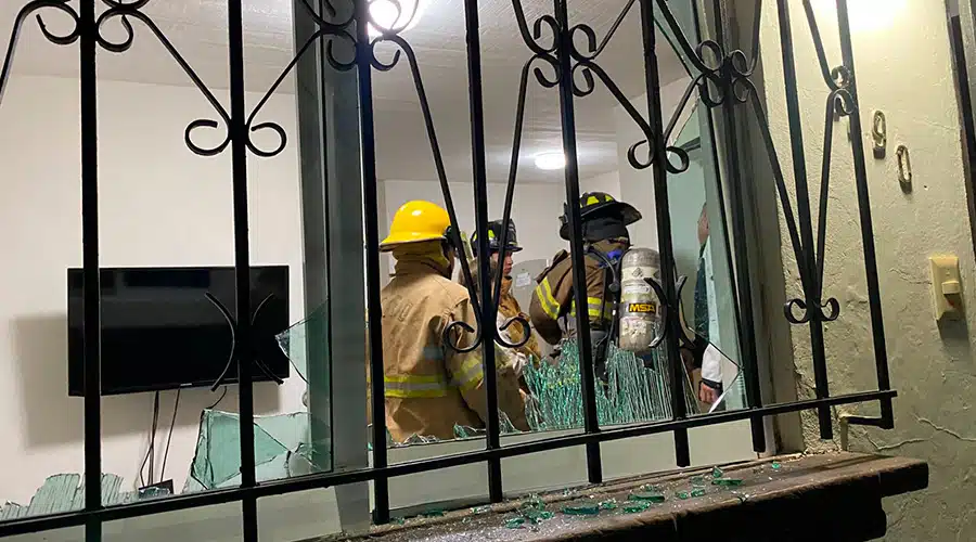 Bomberos de Culiacán entran al domicilio donde ocurrió la explosión