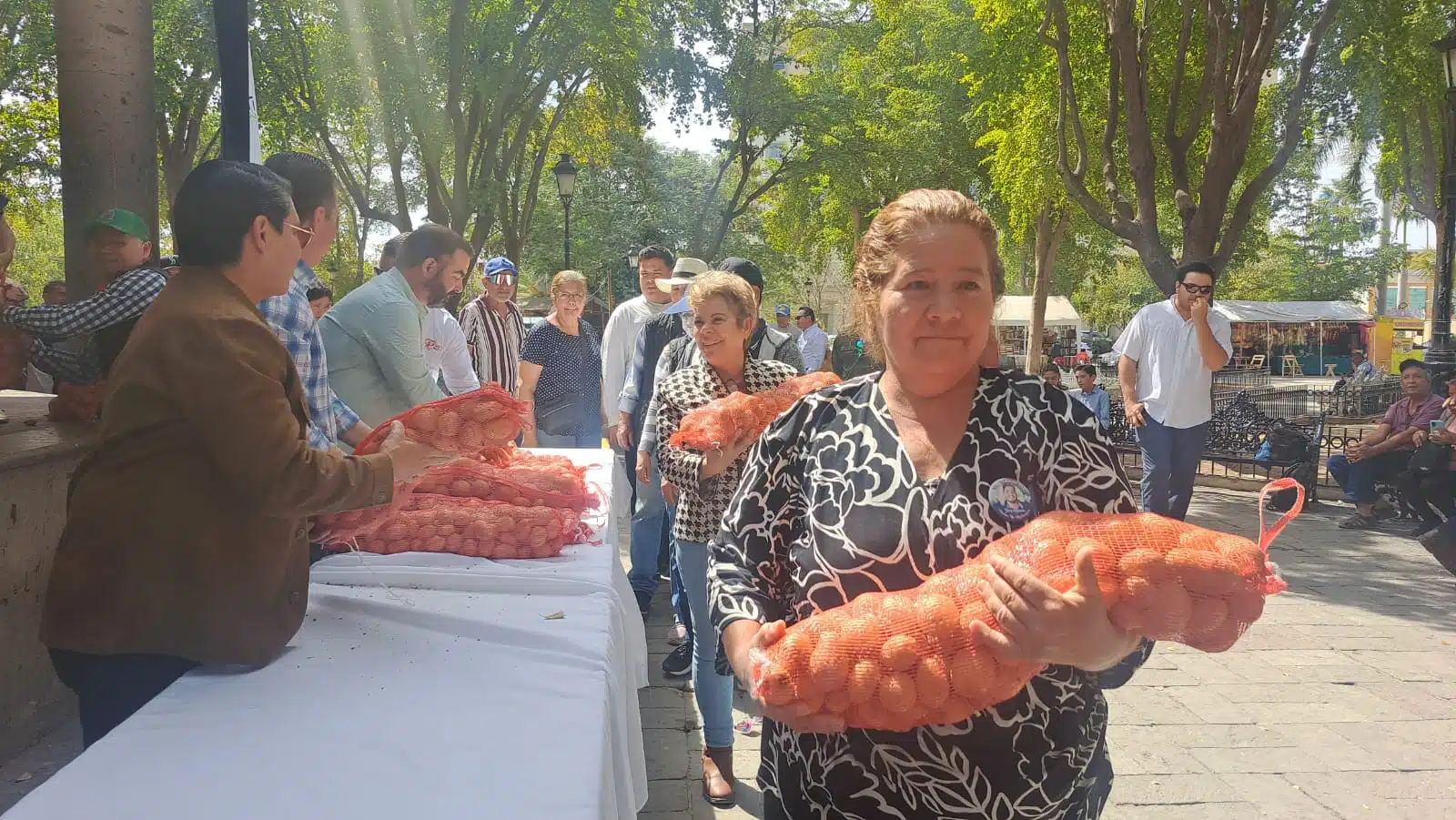 Personas yendo al festival pa' la papa ocurrido en la Plazuela 27 de Septiembre