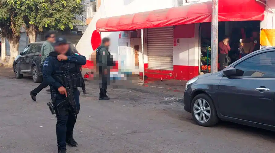 Elementos de seguridad asisten al lugar tras atentado armado contra una persona en Mazatlán