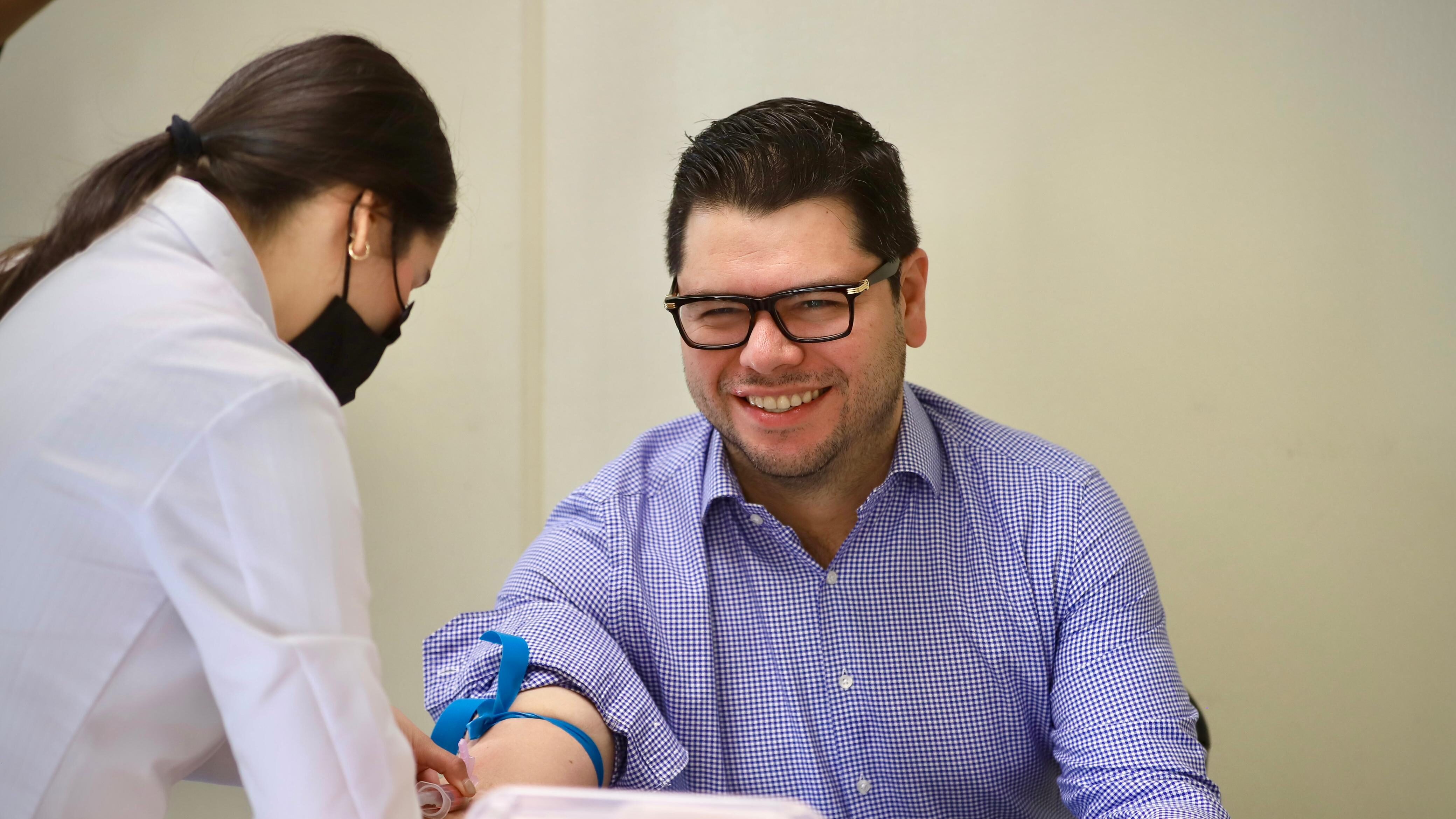 Personal de salud realiza toma de muestra de sangre para hacer análisis