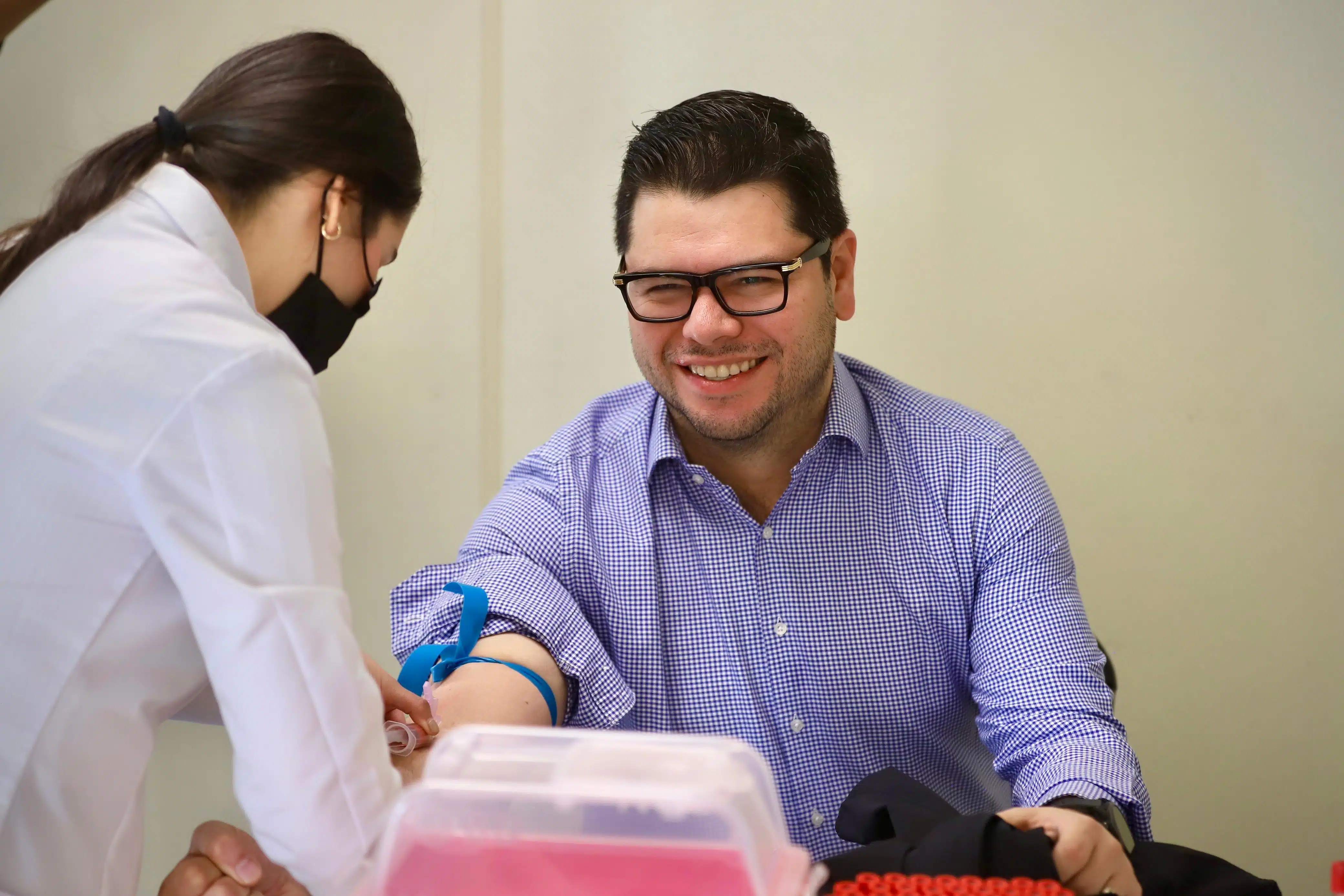 Personal de salud realiza toma de muestra de sangre para hacer análisis