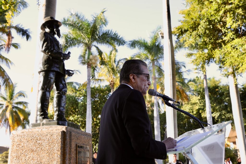 Feliciano Castro en acto de promulgación