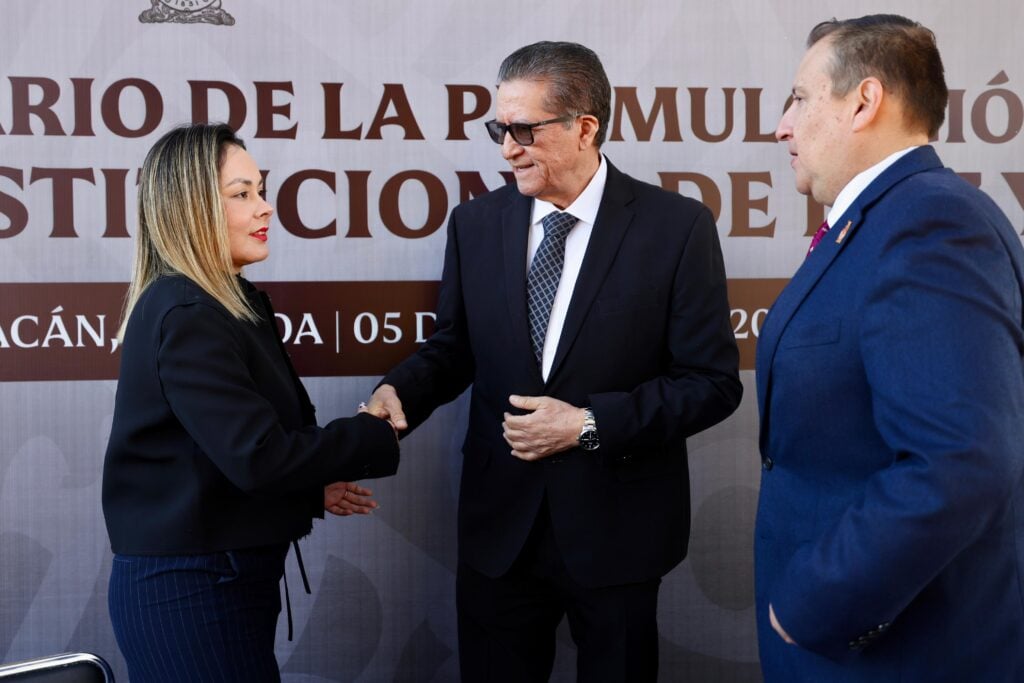 Feliciano Castro en acto de promulgación