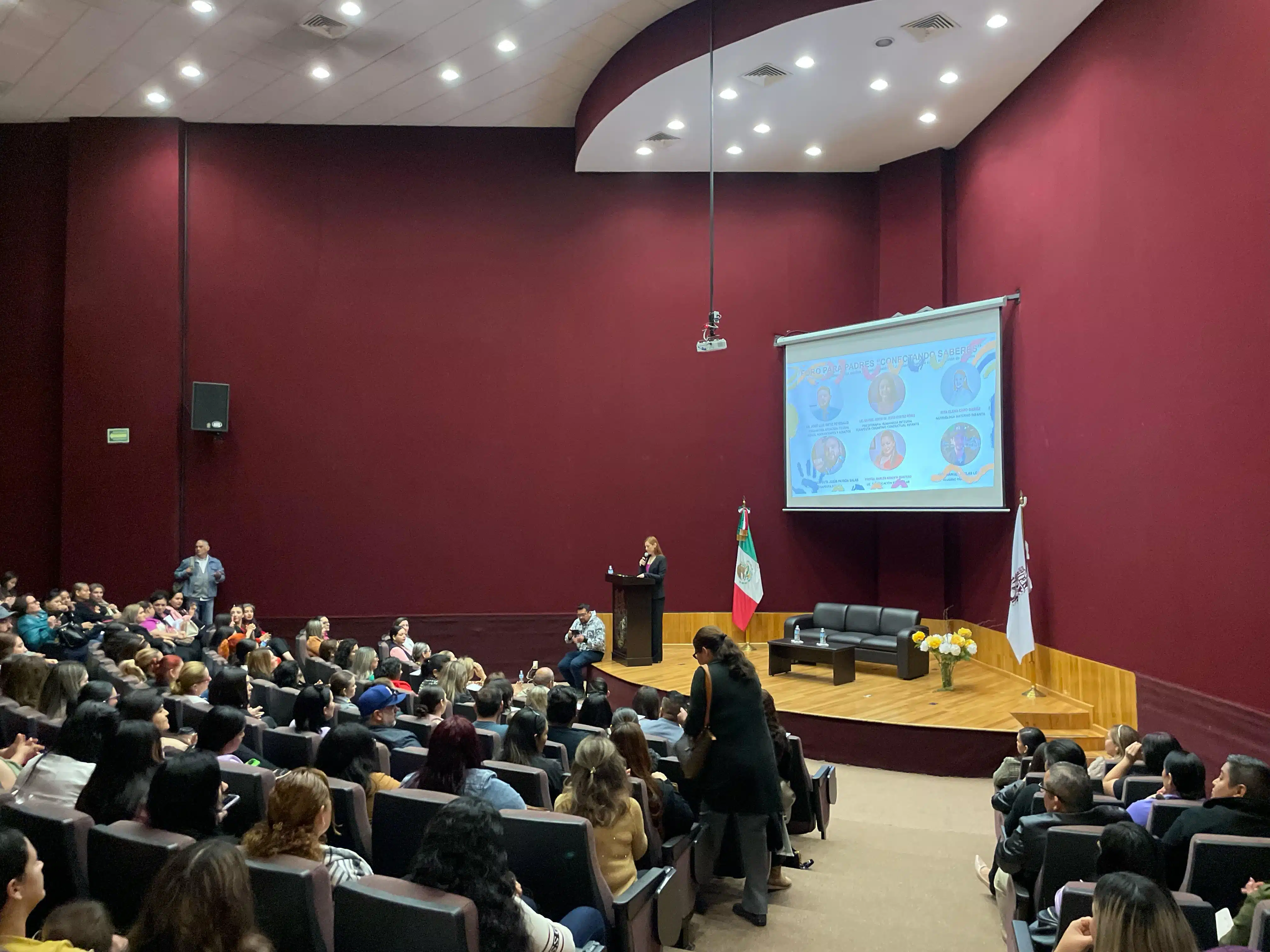 En Ahome hubo un foro para tema del Autismo para alumnos y maestros.