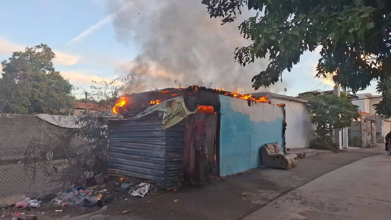 Fuego consume vivienda de madera y lámina en Culiacán