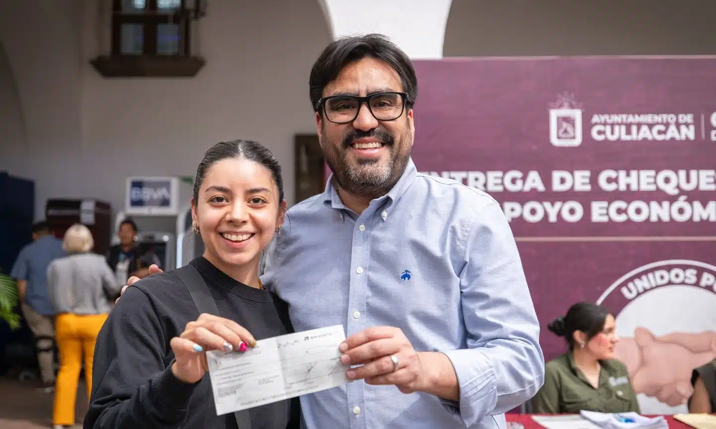 Gámez Mendívil entrega cheques a comerciante de Culiacán