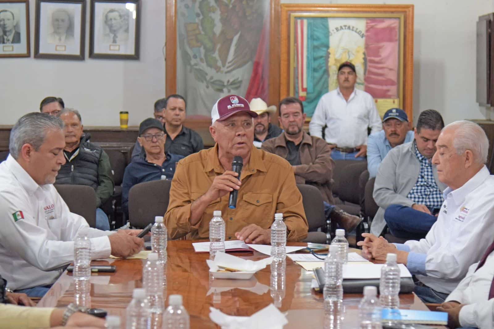 Gildardo Leyva en reunión
