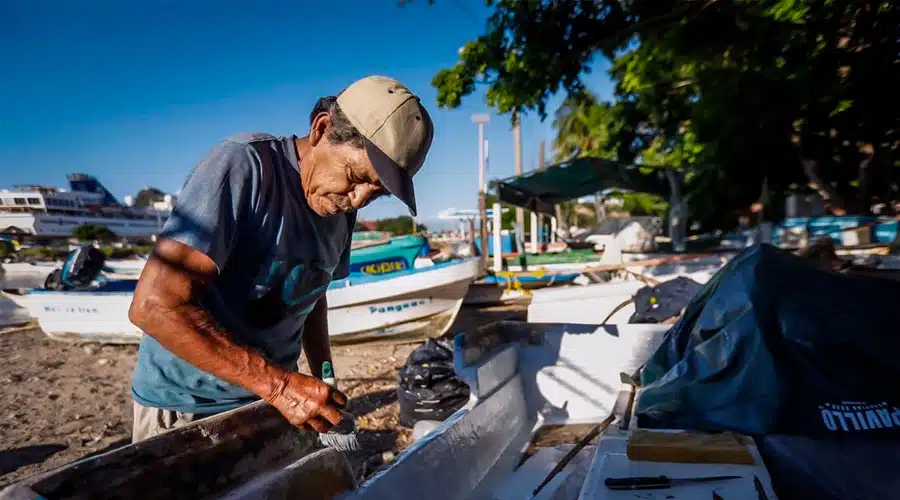 Pescador Sinaloense pintando una panga