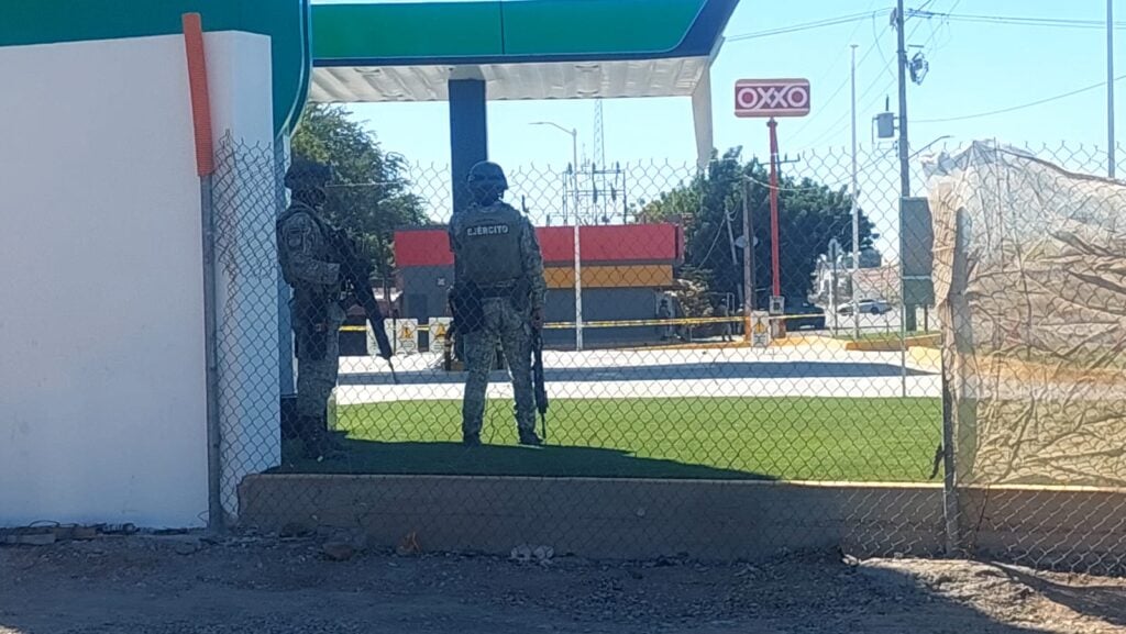 Elementos del Ejército Mexicano en la estación de venta de gasolina