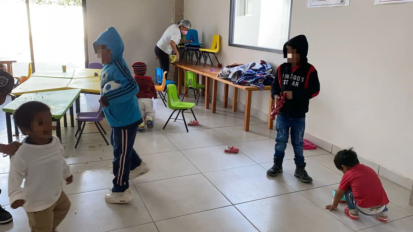 Hijos de jornaleros agrícolas conviviendo y jugando en el Centro de Atención Infantil.