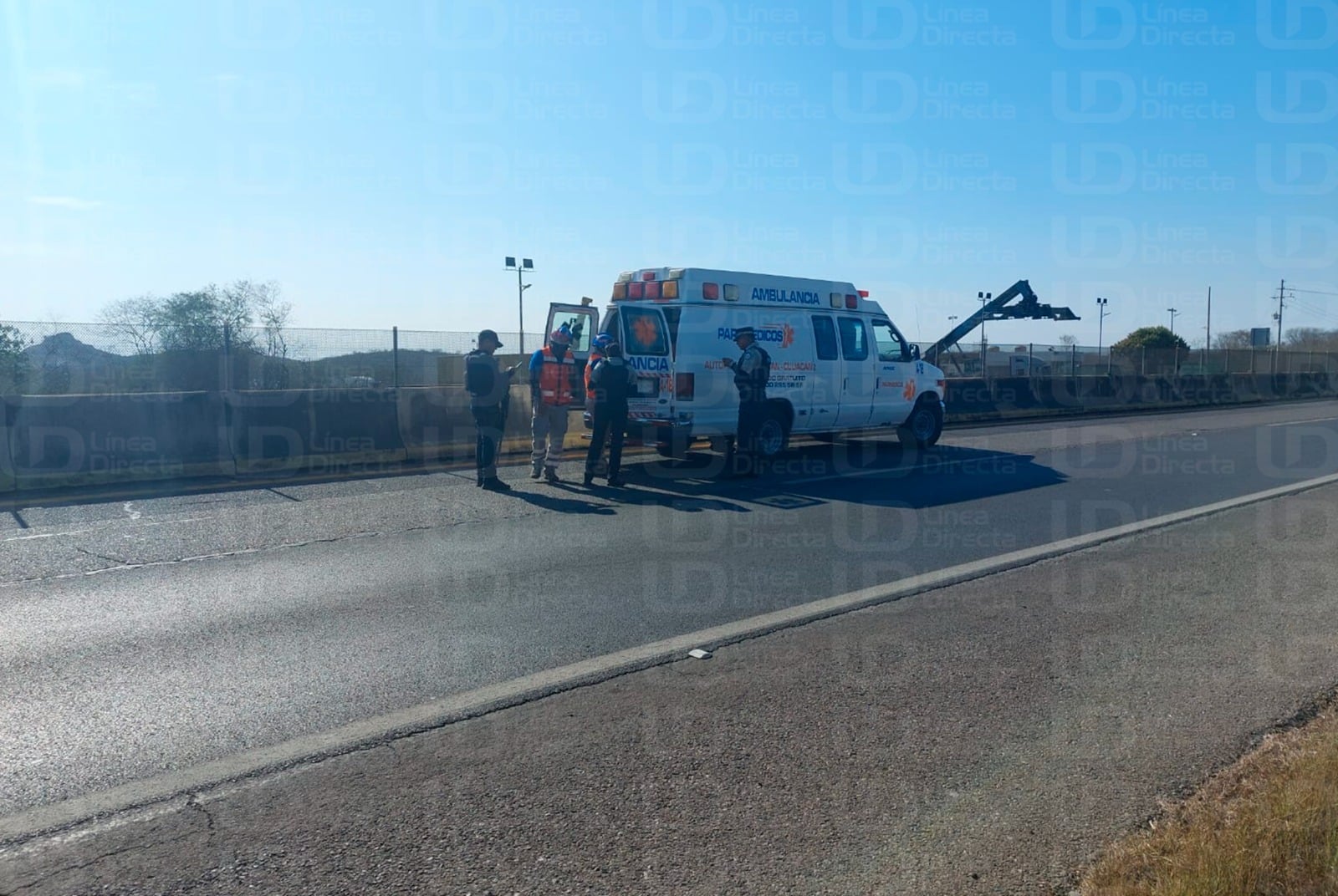 Ambulancia de la AMEC en el lugar donde fue encontrado el hombre dormido.