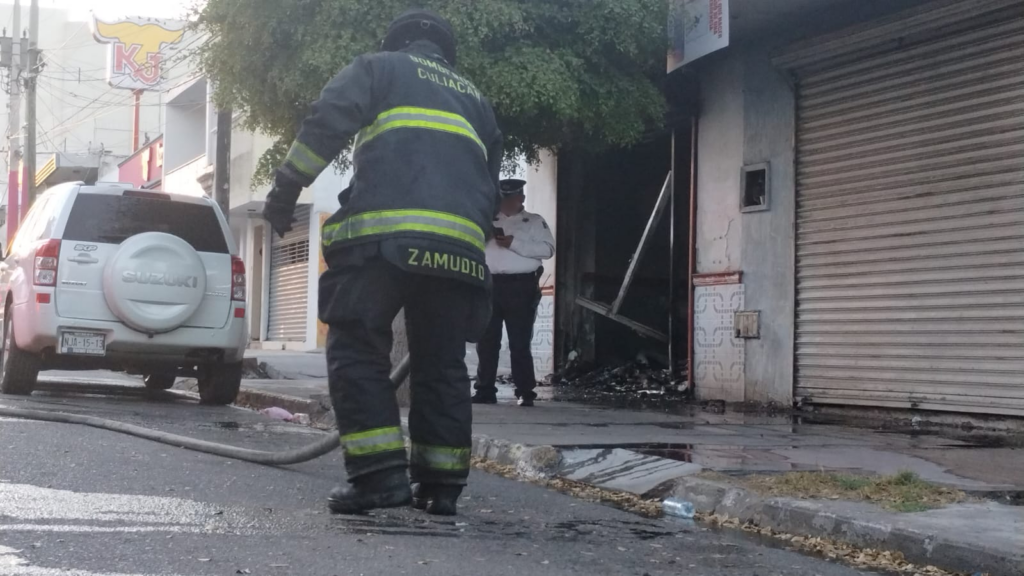 Incendio en Culiacán por quemar basura