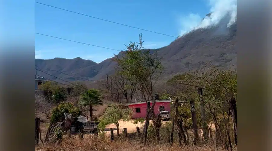 Sierra de Cosalá con visible humo producto del incendio forestal