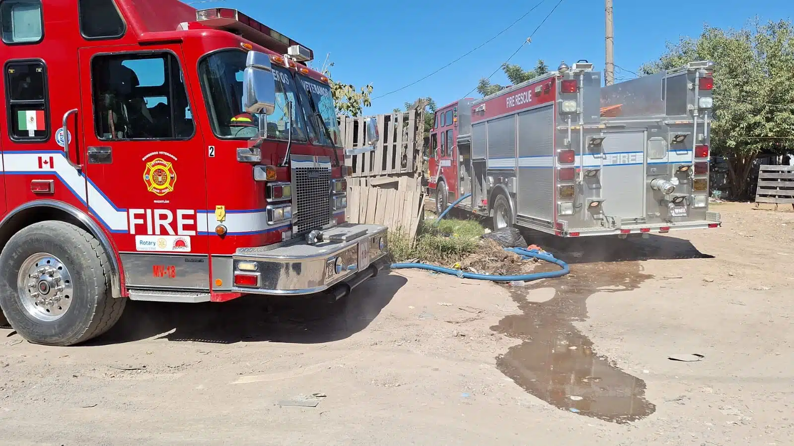 Camiones de Bomberos Mazatlán arribando al lugar en el que se incendiaba la vivienda.