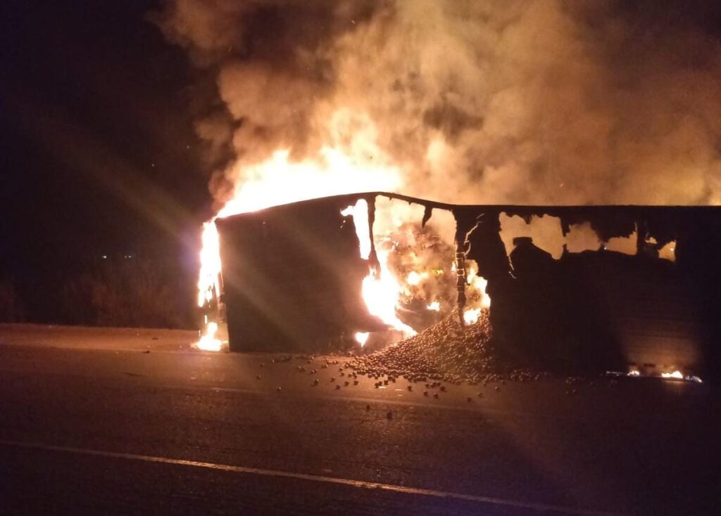 Incendio arrasa con caja de tráiler con toneladas de tomate