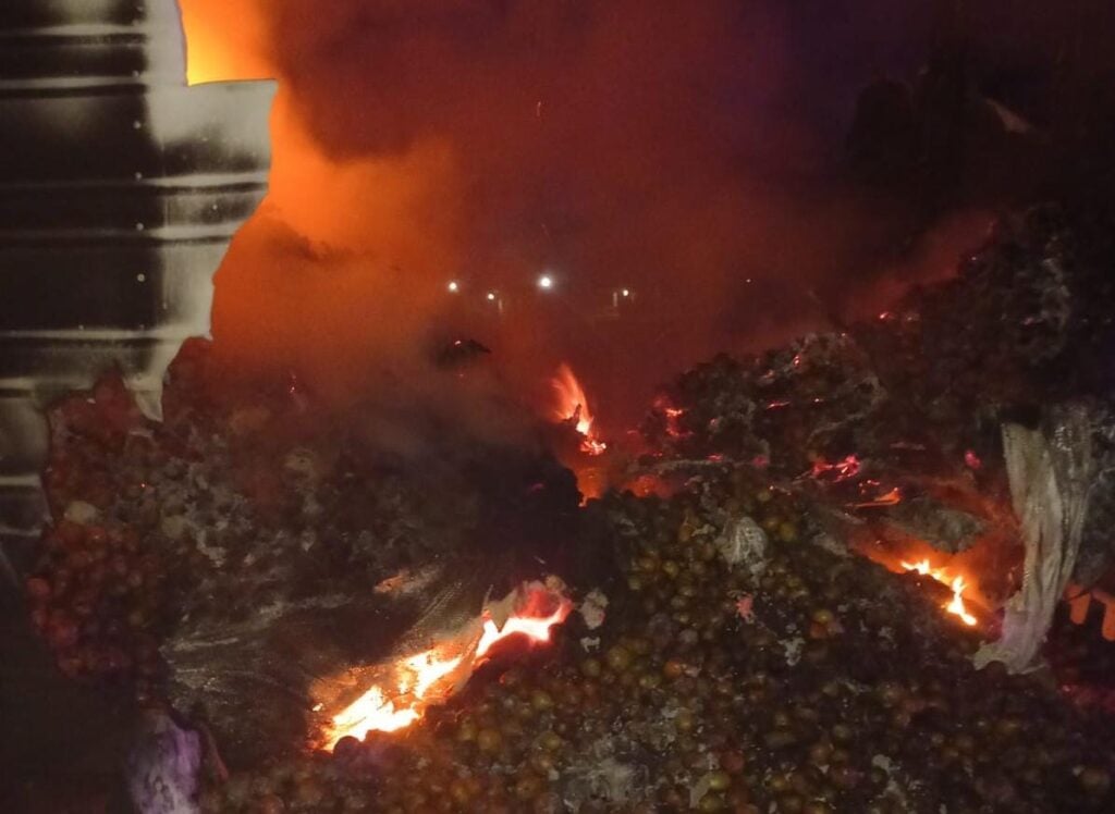 Incendio arrasa con caja de tráiler con toneladas de tomate