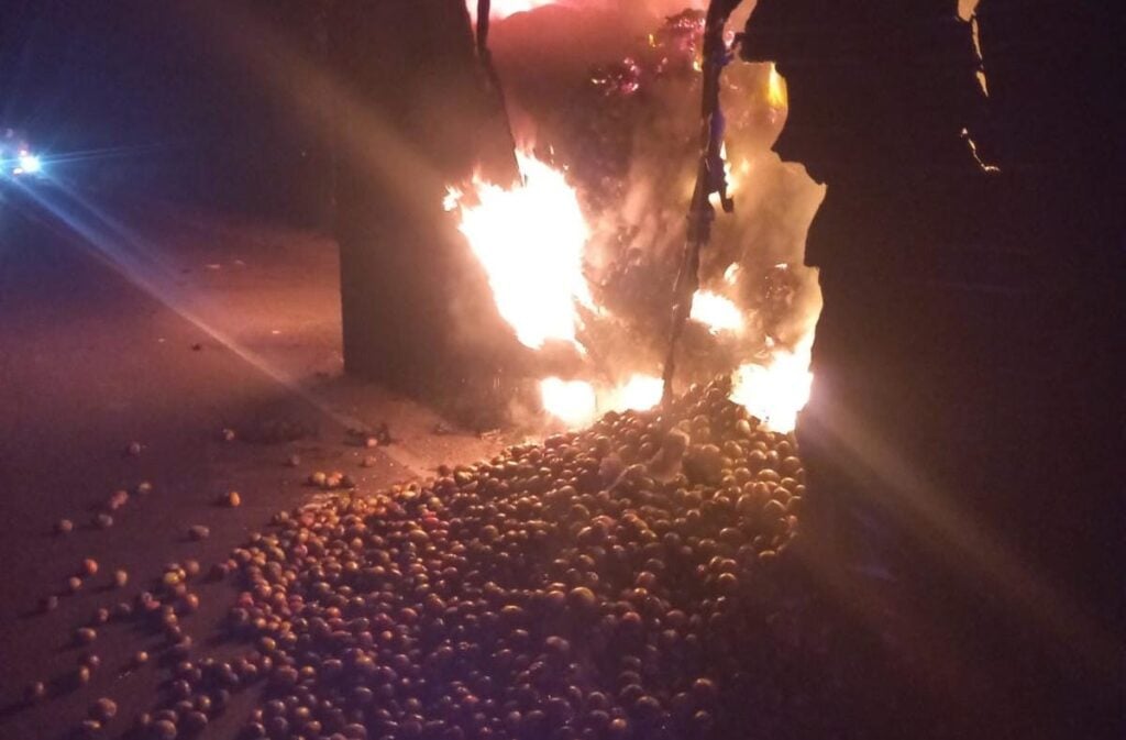 Incendio arrasa con caja de tráiler con toneladas de tomate