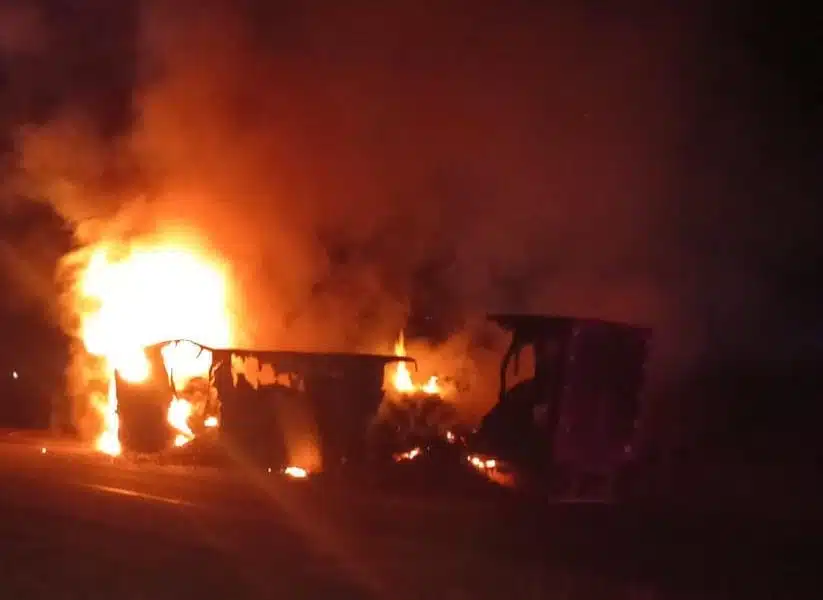 Incendio arrasa con caja de tráiler con toneladas de tomate