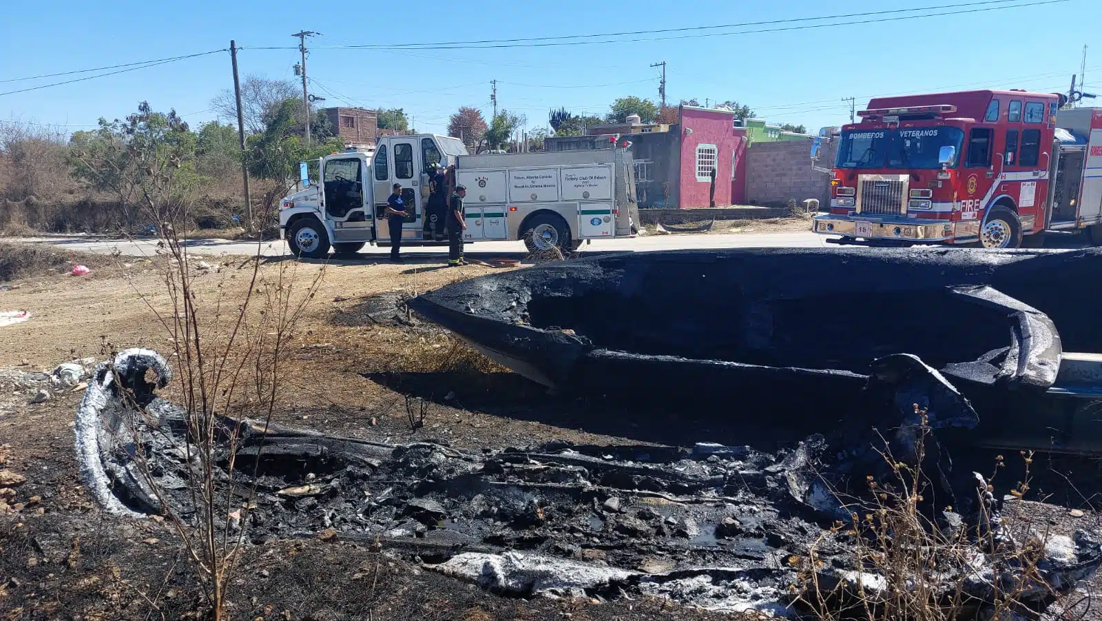 Incendio consume lancha y daña en Mazatlán