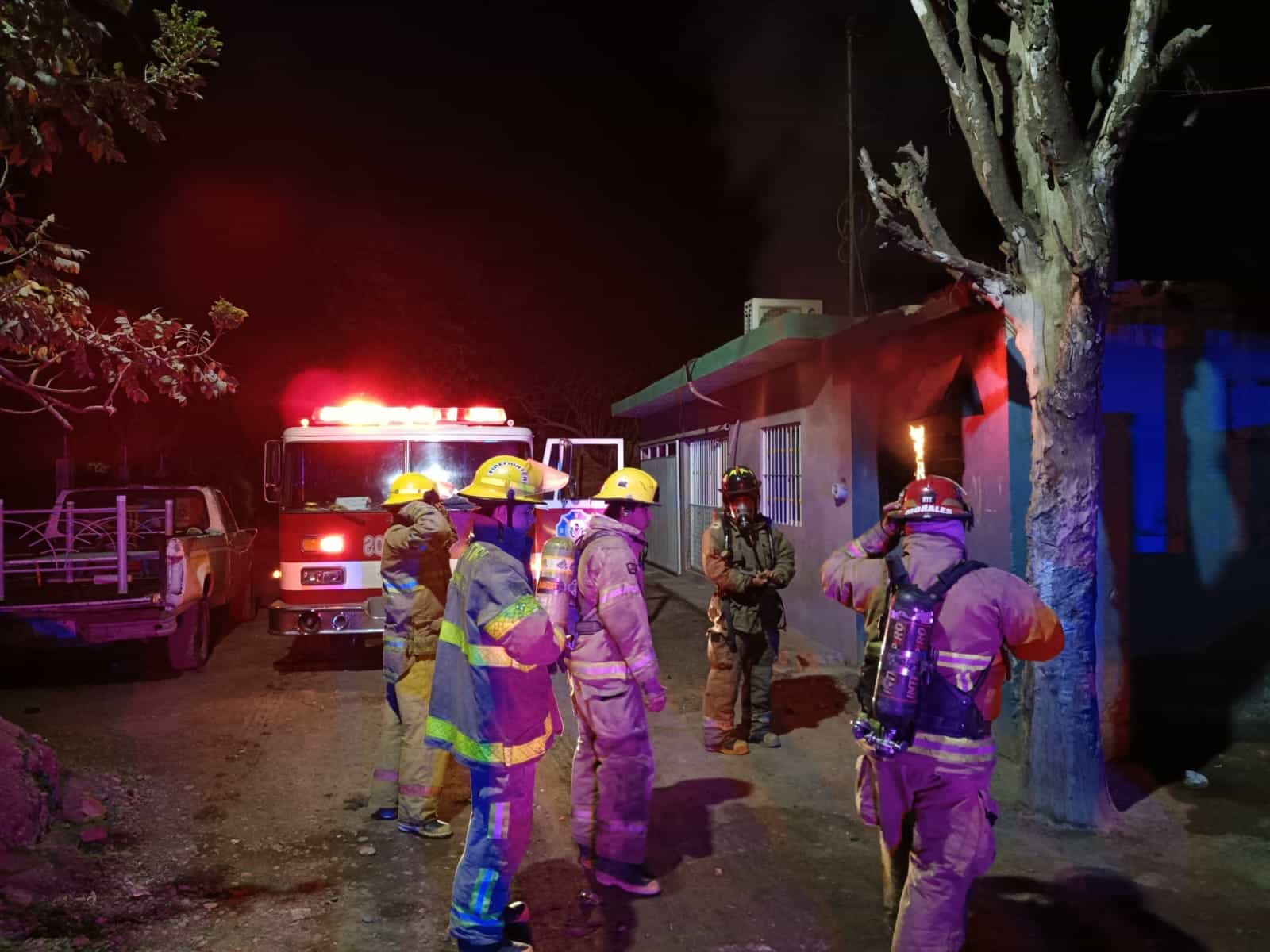 Incendio consume vivienda habilitada como bodega de reciclaje en Guasave